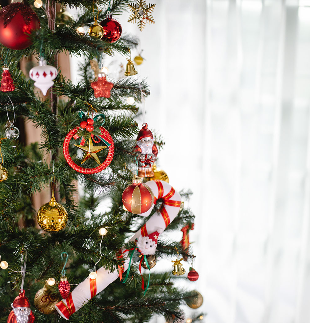 Dekoracijos ant Kalėdų eglutės: puošmenos, žvaigždutės ir pakabukai 