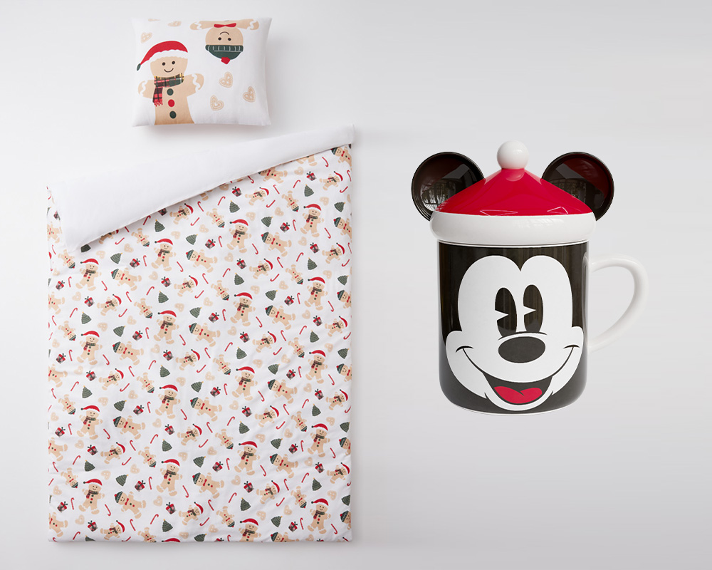 PEPCO kalėdinė patalynė vaikiškai dovanai šalia kalėdinio dovanų puodelio su peliuko Mikio motyvu.