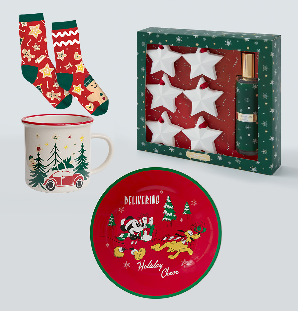Kalėdinis rinkinys, kalėdinės kojinės ir puodeliai bei peliuko Mikio motyvais dekoruoti indai, kuriuos galima įsigyti PEPCO parduotuvėse. 