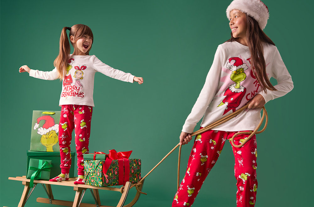 Merginos, žaidžiančios su Grinčo pižamomis