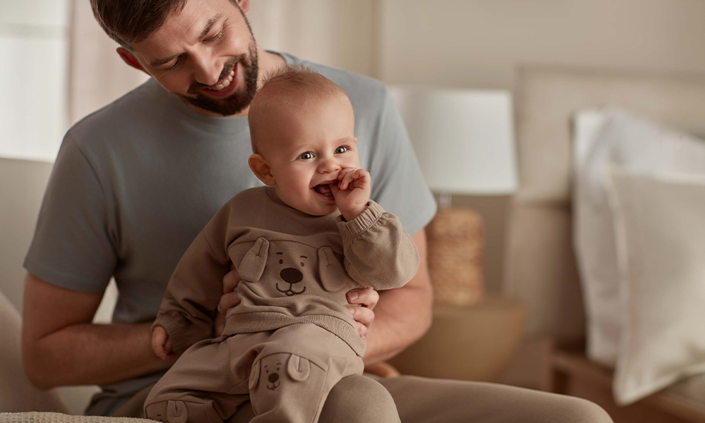 Vaikas ant tėvo kelių