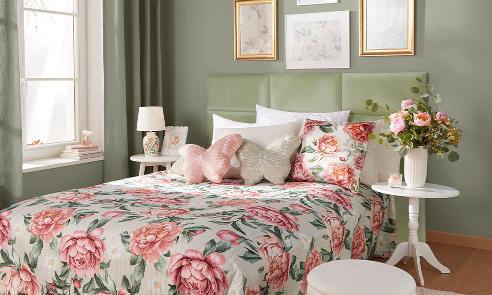 Miegamasis, dekoruotas bijūnų tematikos aksesuarais