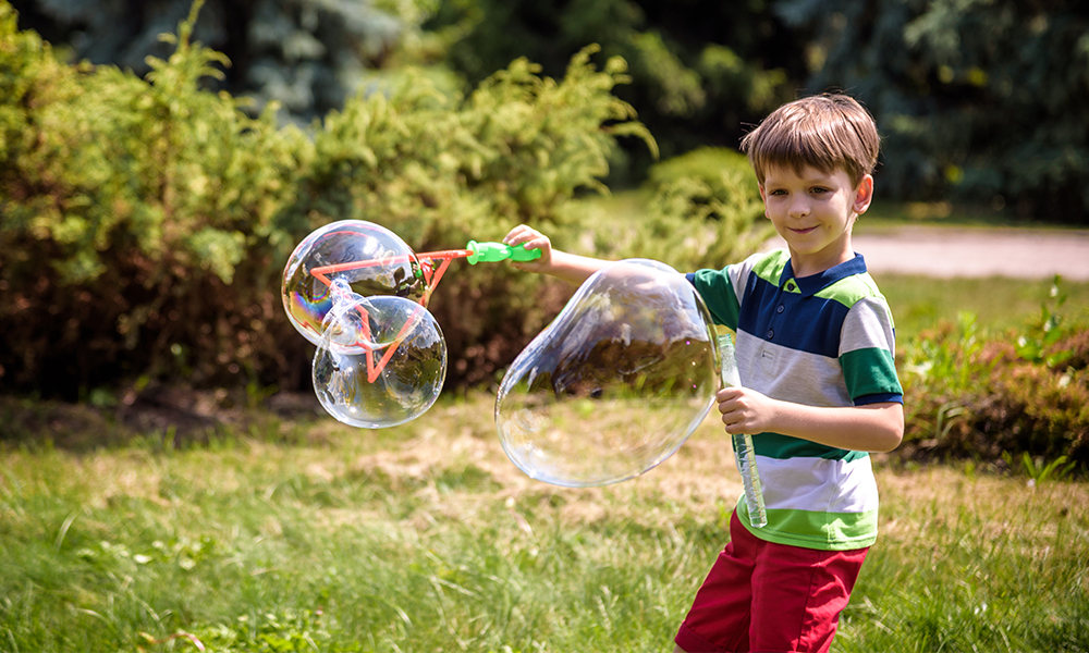 Berniukas pučia burbulus